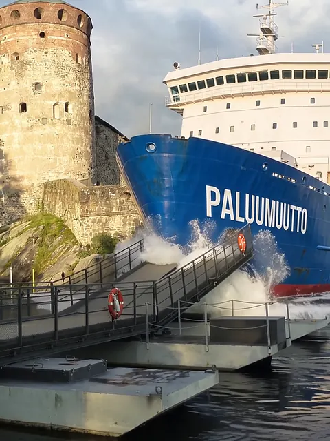 Sininen PALUUMUUTTO-jäänmurtaja on ajanut Olavinlinnan ponttonisiltaan, ja sillan osa on noussut pystyyn.