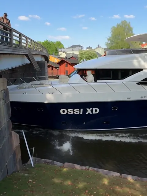 Sininen superjahti, jonka kyljessä lukee OSSI XD, on ajanut Porvoon Vanhan sillan kaiteeseen.